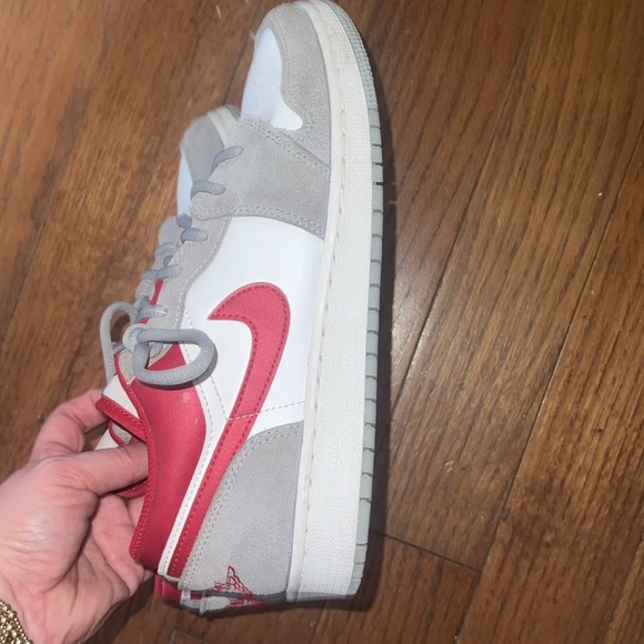 Youth Air Jordan 1 Low SE Light Smoke Grey & Red - Picture 11 of 11